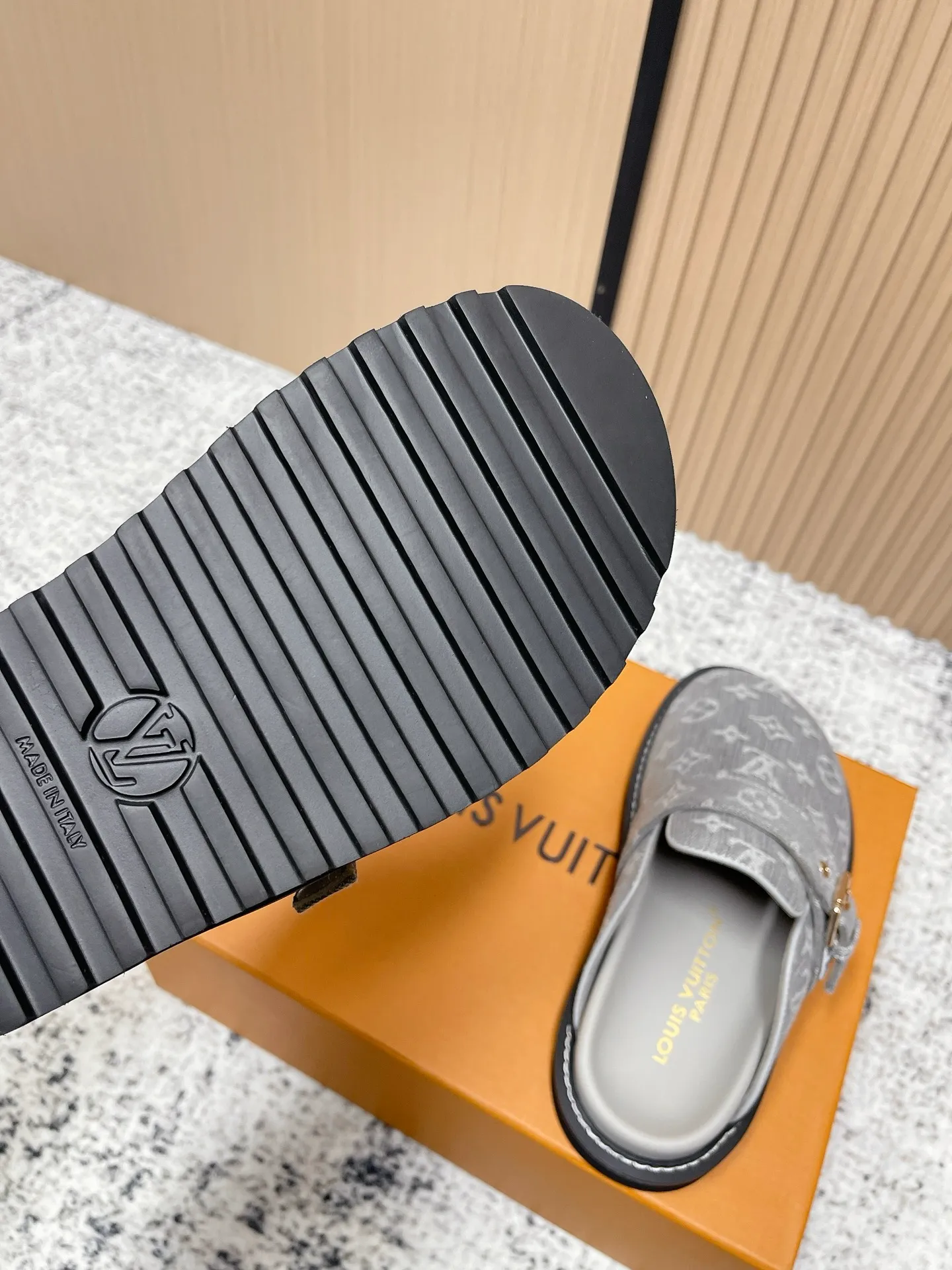 [L Family] P: 460💰 Size: 35-46 (female 40.41, male 45 46 custom-made) Top version Louis vuitton Lv new couple Birkenstock slippers. Cute and cute, not too good on the feet. Simple and high-end slingback design. Ready to wear and go. Good news for lazy people. Imported cowhide leather upper/imported old calico. Original hardware buckle, original molded high-density foam outsole.